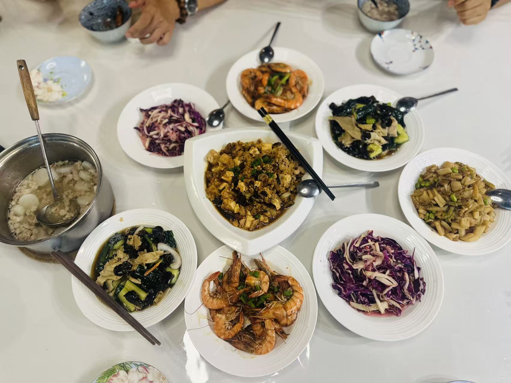 美女老板娘做的饭很好吃，想去吃的跟我约喔，因为我们要提前一天预定