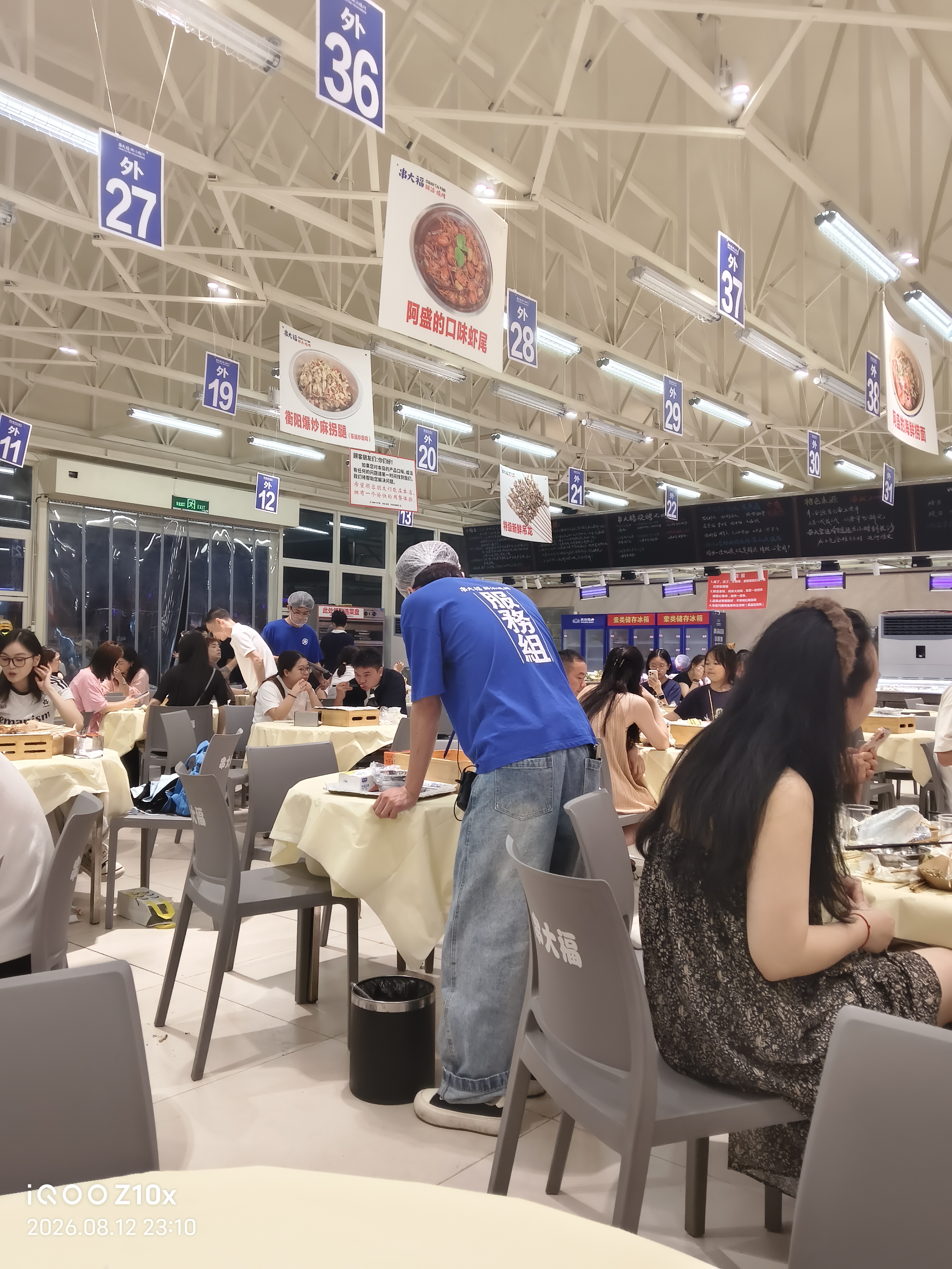 📍坐标：长沙
🌶️ 人间烟火气，最抚凡人心。
这一口，是湘江的风，是街头的辣，是长沙的魂。深夜一把串