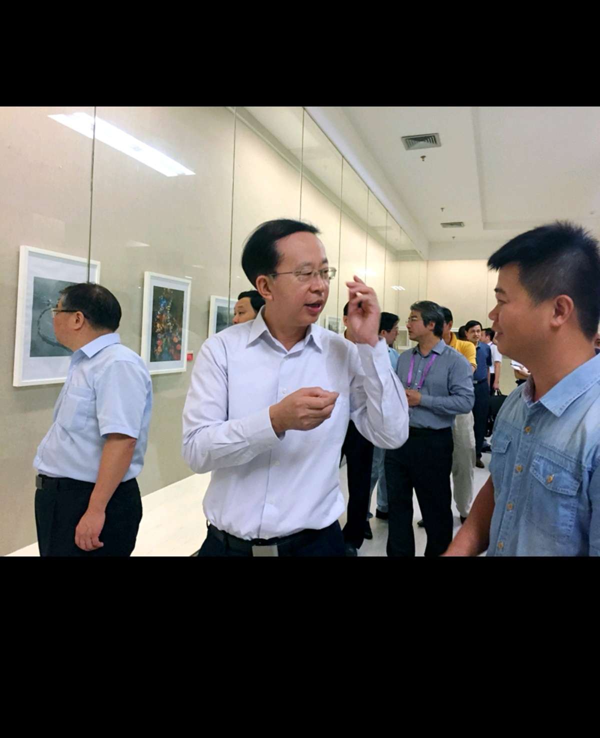 与中国文联副主席，书记处书记左中一先生