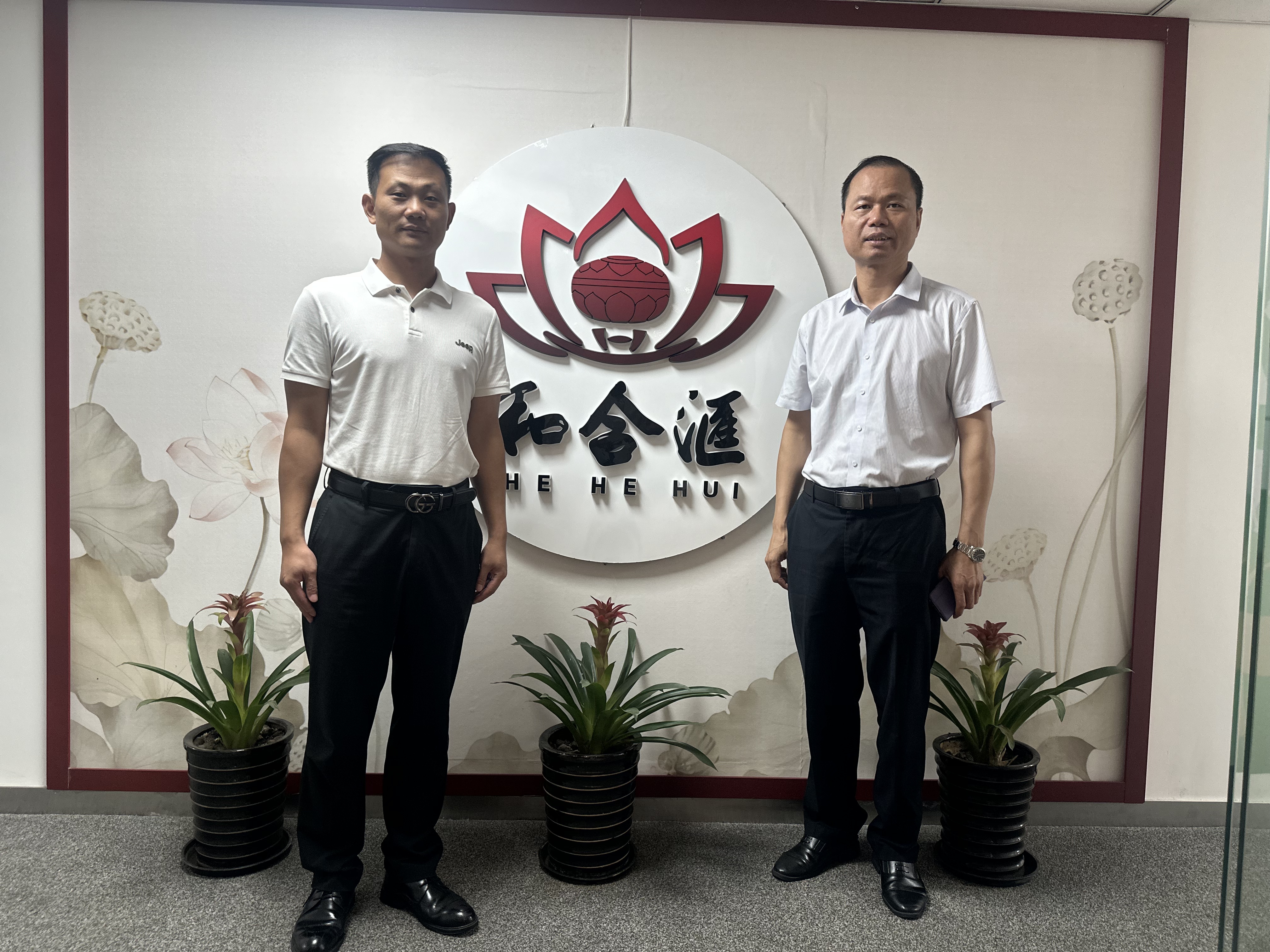 《拜访企业交流平台》
    8月12号，泉州东亮企业郭昱廷，福建省海峡两岸经济发展联合会张文亮北京