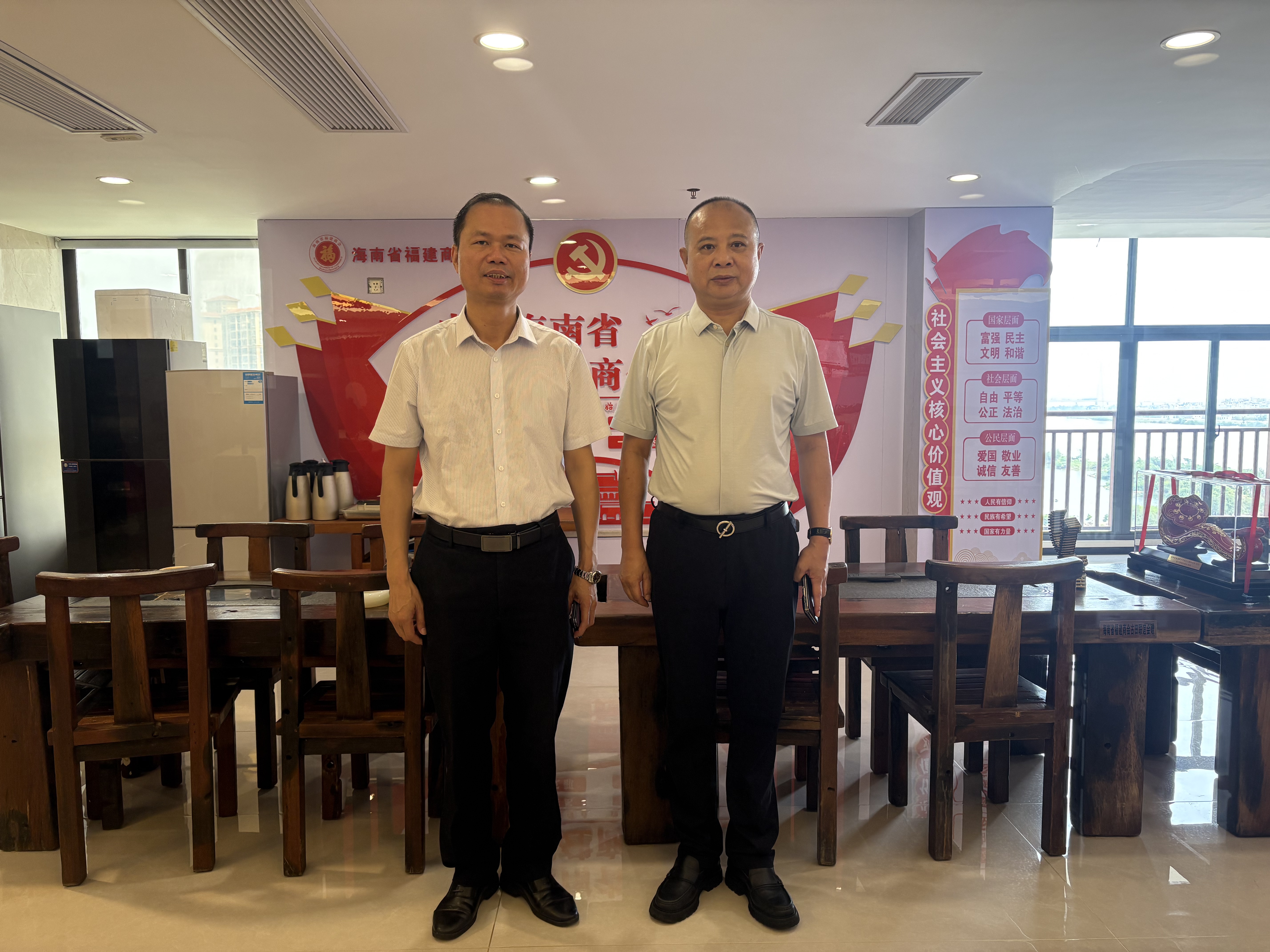 《拜访海南福建商会》
    8月14号，泉州东亮企业郭昱廷，福建省海峡两岸经济发展联合会张文亮海口