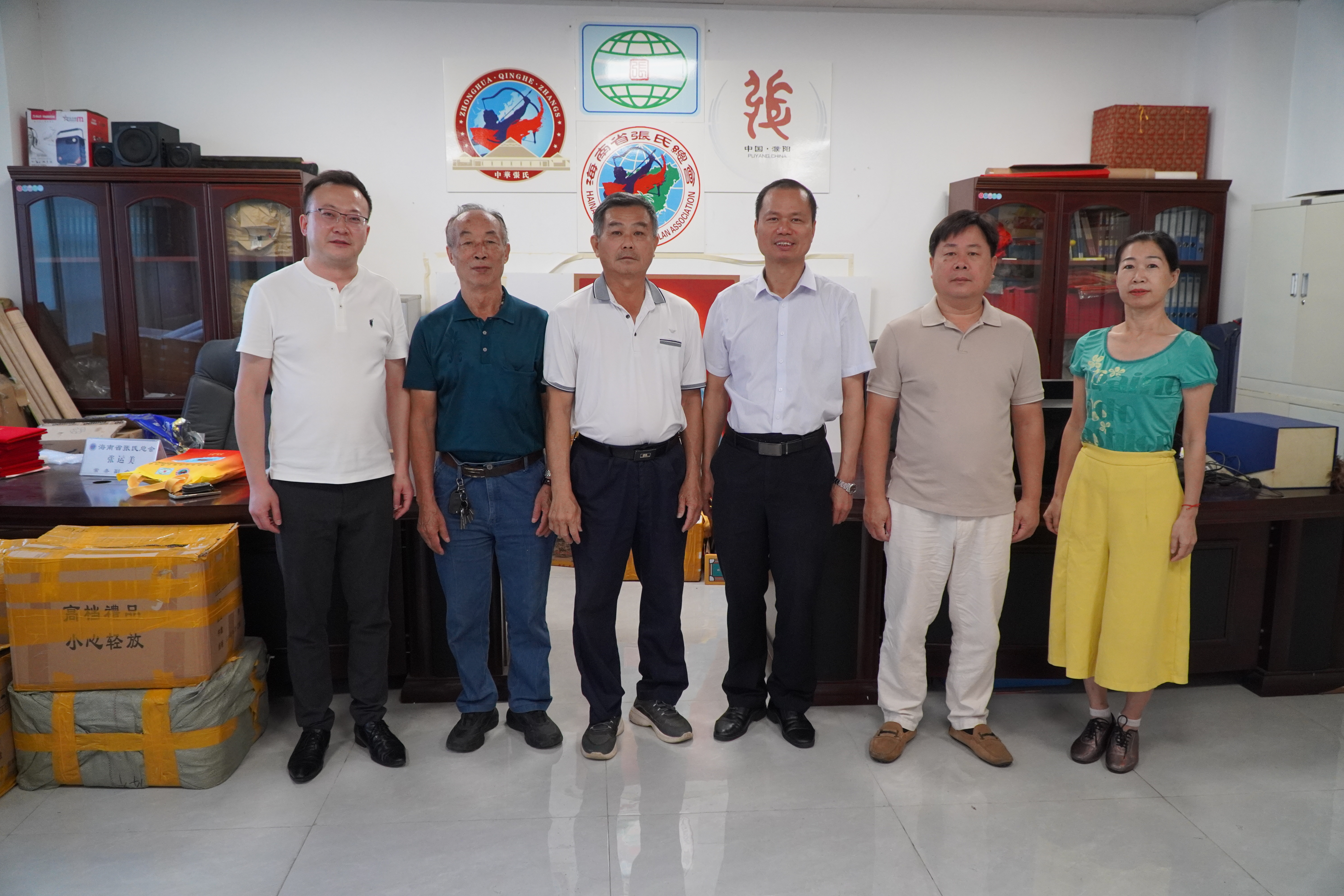 《到海南张氏总会参观学习》
    8月16号，泉州东亮企业郭昱廷，泉州市张氏源流文化交流中心张文亮