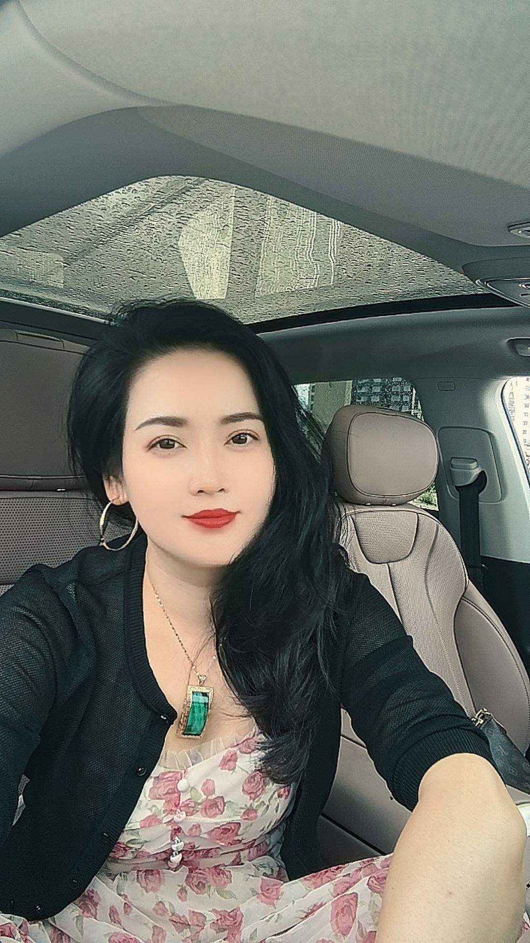 生活不需要总是一本正经，偶尔疯癫也是一种开心。
