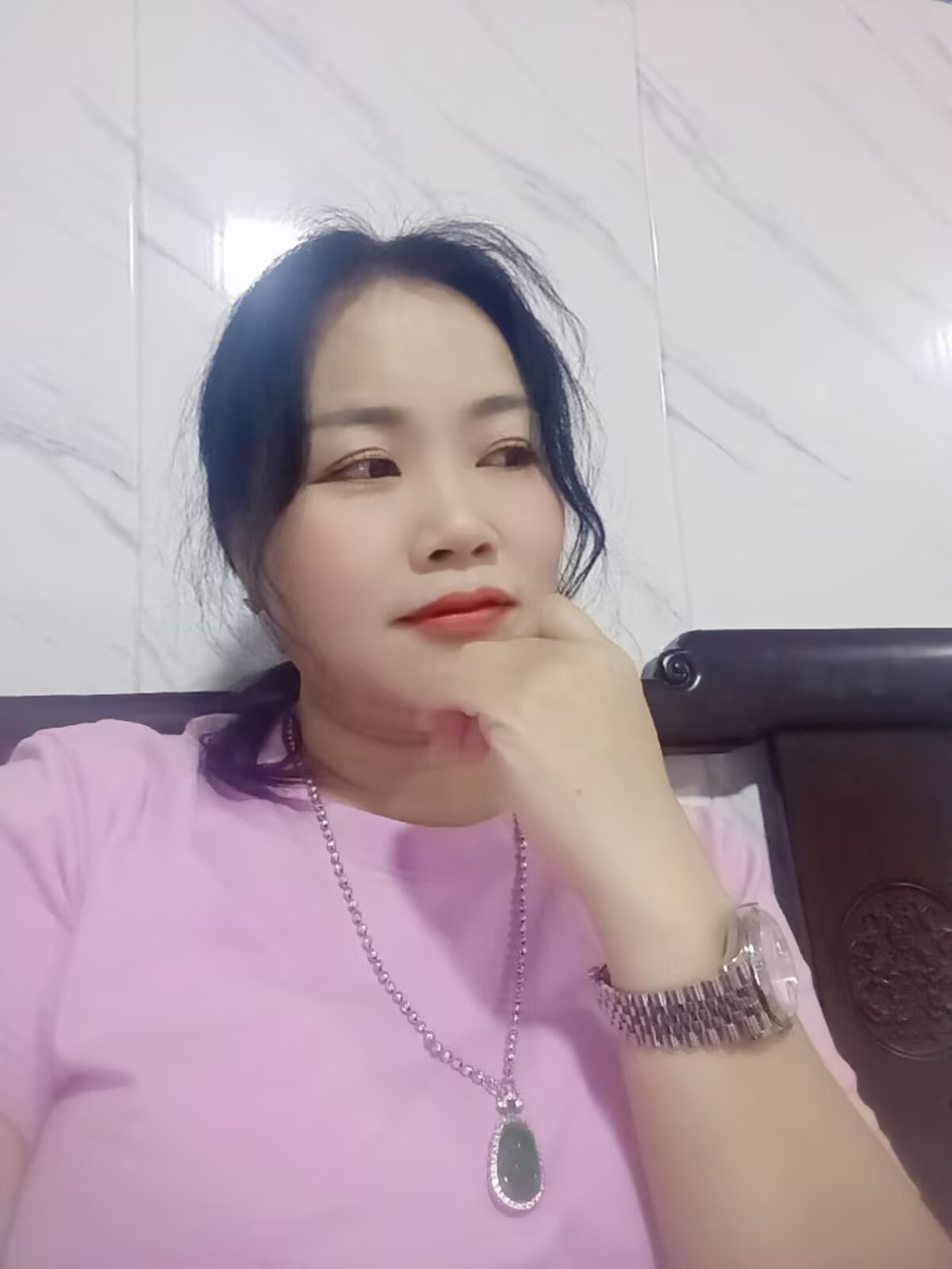 忙时，偷偷闲，别丢了健康，累时，停停手，别丢了快乐，轻煮岁月，慢调生活，让每一段时光，都藏着不可替代