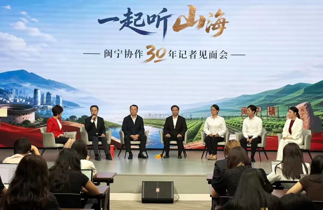 《随福建工商联团队参观银川企业》
    2026年8月31日，为庆祝传承闽宁协作三十周年，福建省工