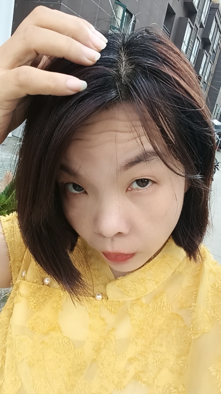 数缕白发，藏着过往细碎的故事。