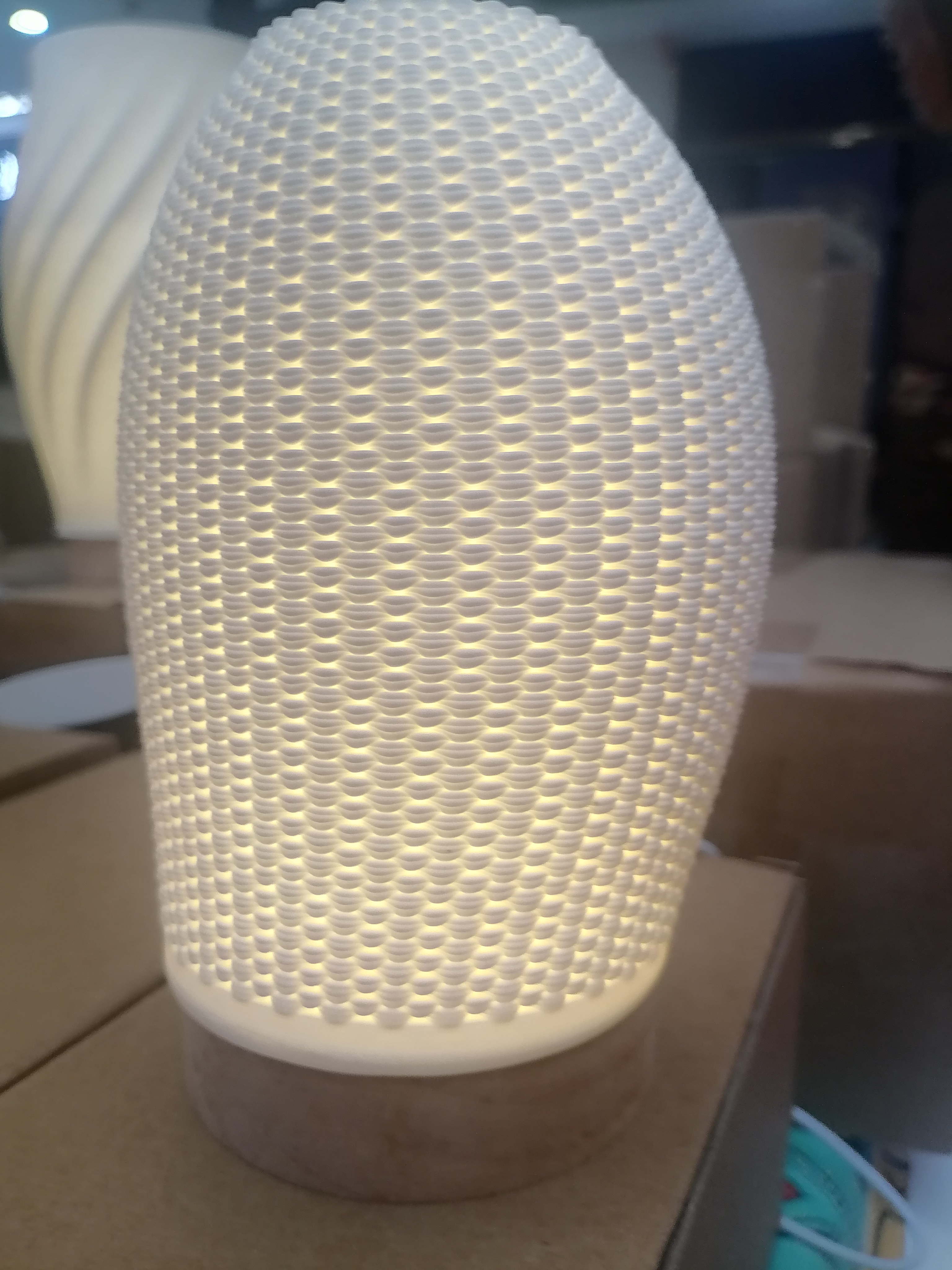 厦门珠宝城一楼大厅，客山源记茶堂：独家经营3D打印高品位陶瓷灯，日本瓷器，非遗绒花，高级香水，宋锦，