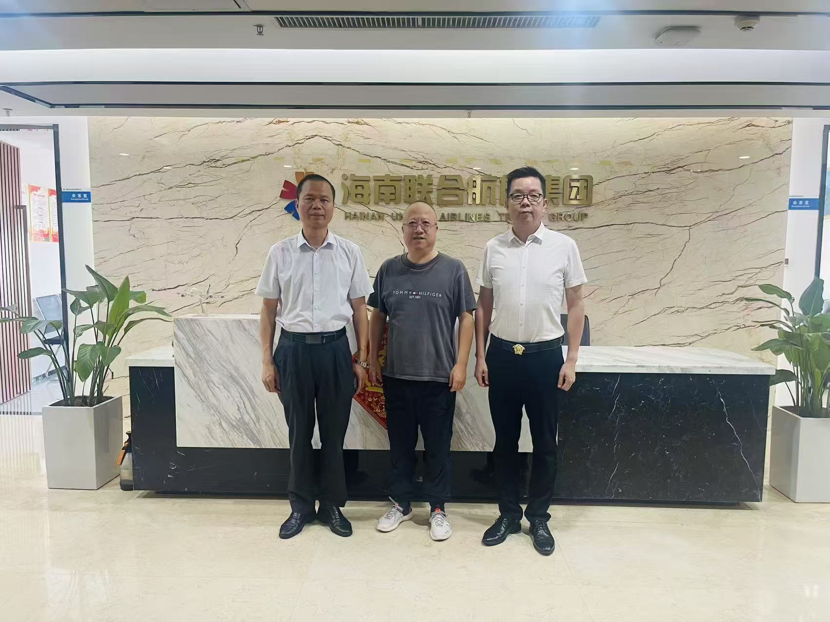 《海口拜访航空公司》
     9月6号，泉州东亮企业张剑雄，福建省海峡两岸经济发展联合会张文亮海口