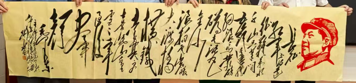 字势如龙腾霄汉，似凤舞长空，刚劲处铁画银钩，力透纸背；灵动处行云流水，意态飞扬。笔墨不拘成法，气韵贯