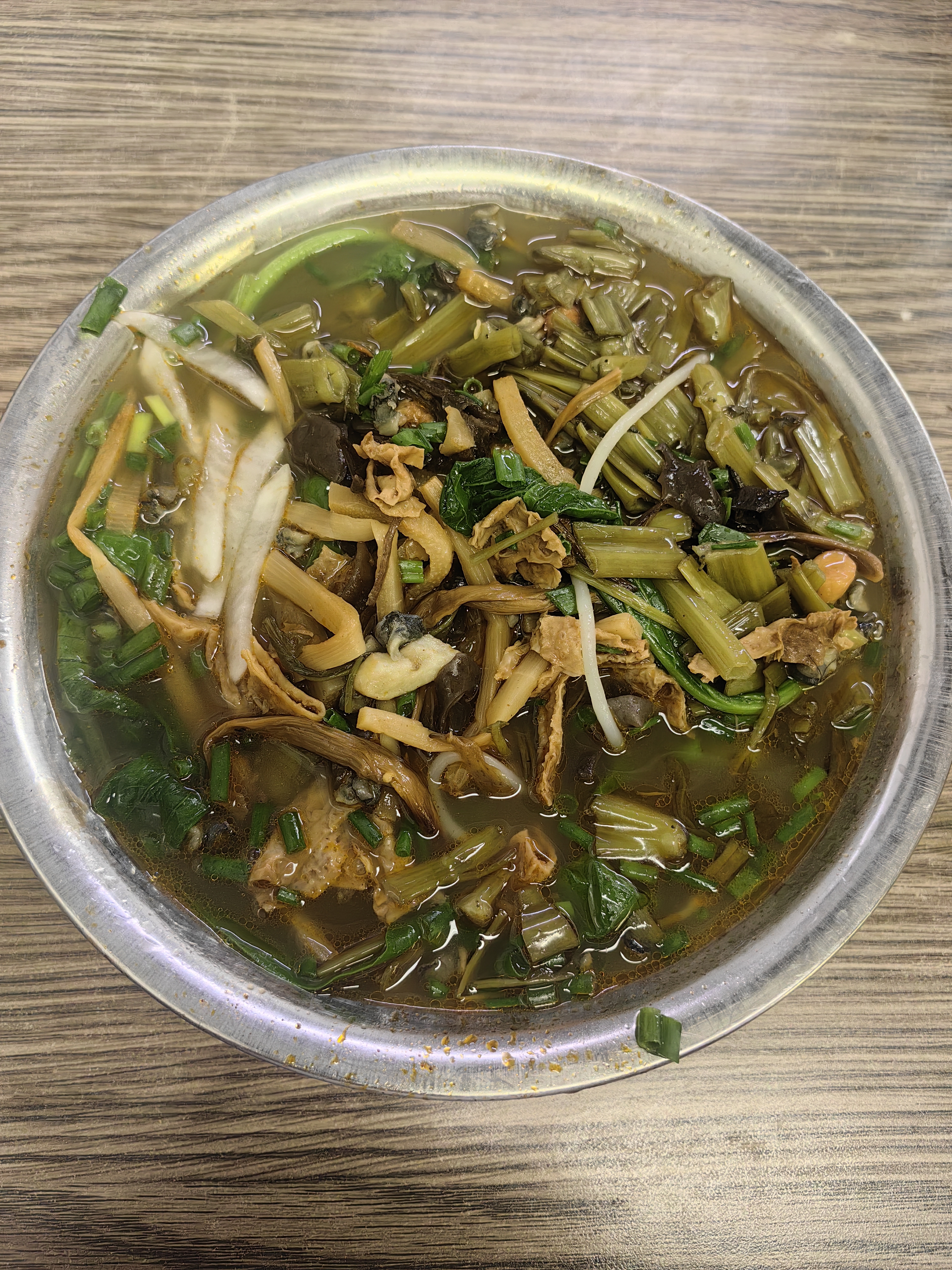 回到飘满螺蛳粉味道的城市，我都馋了，必须来一碗。