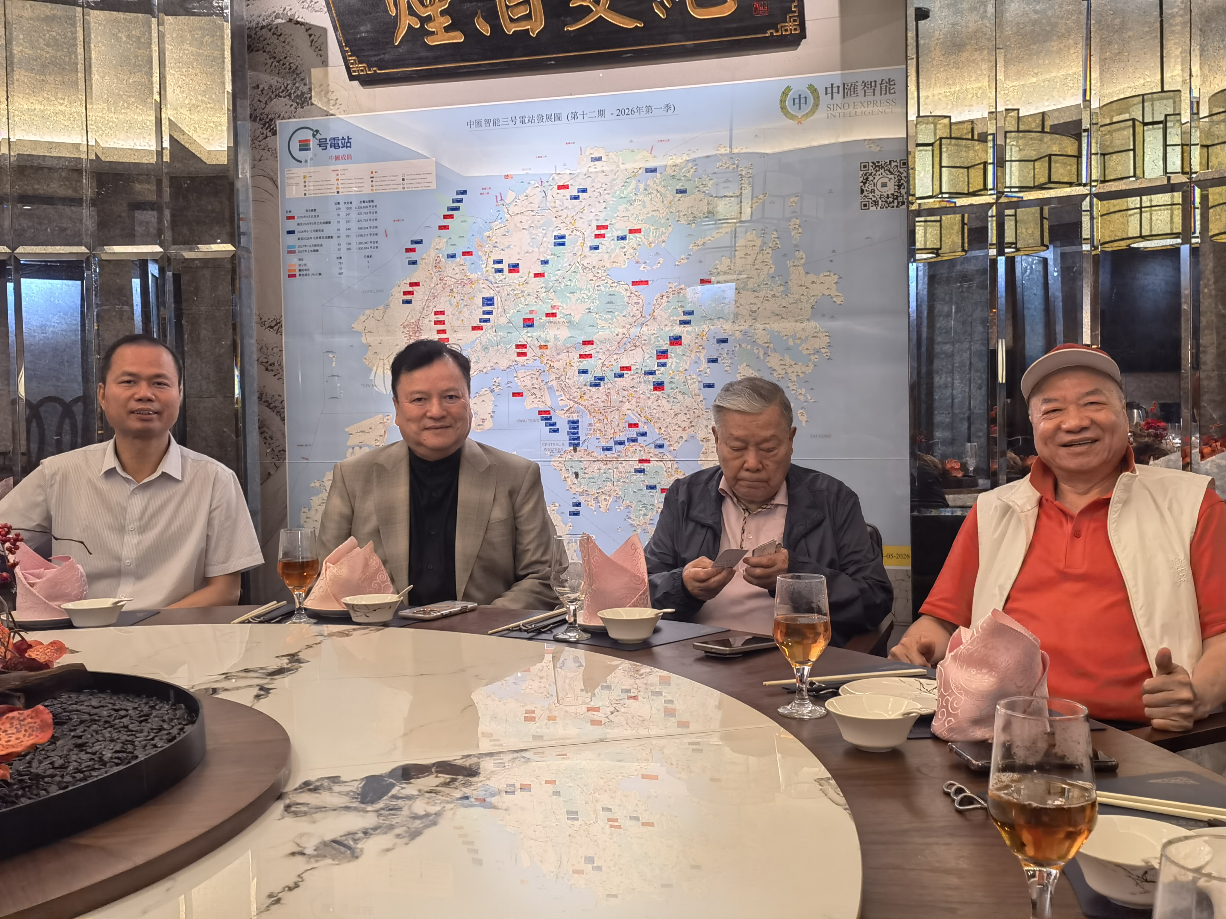 《香港拜访侨领》
      9月9号，福建省海峡两岸经济发展联合会张文亮香港出差之际，拜访了世界华