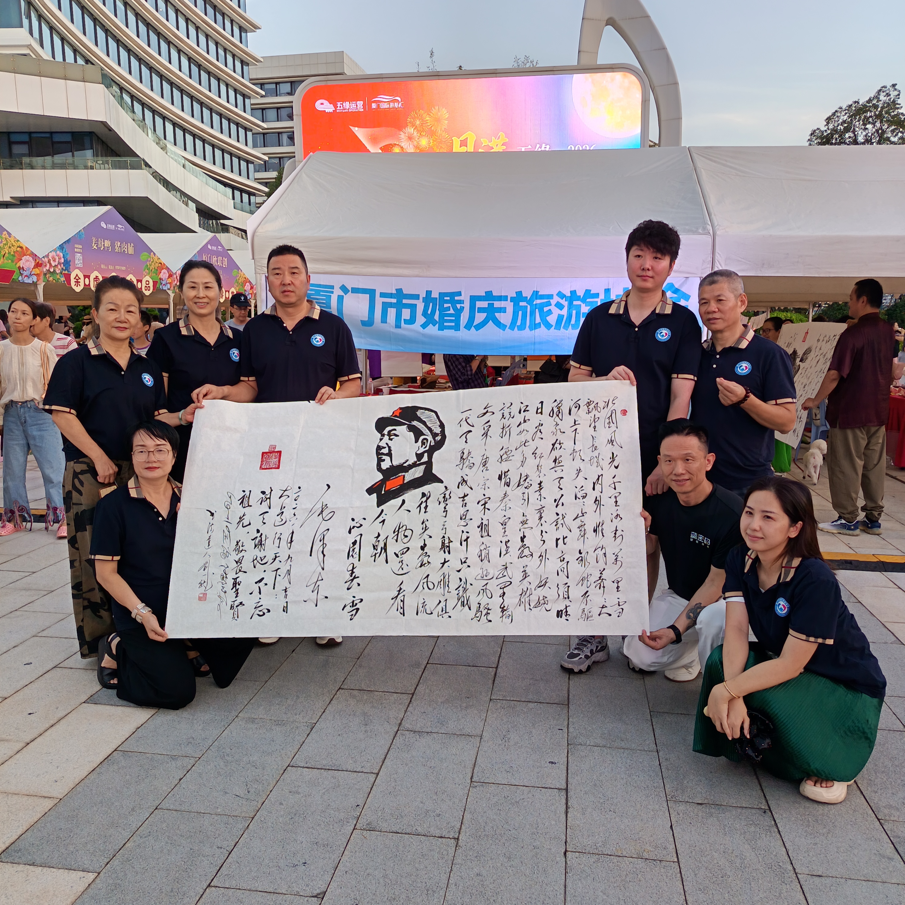 2026厦门博饼状元赛昨晚在五缘湾游艇汇广场隆重举办，数千名市民和游客前来争霸10万元大奖，热闹非凡