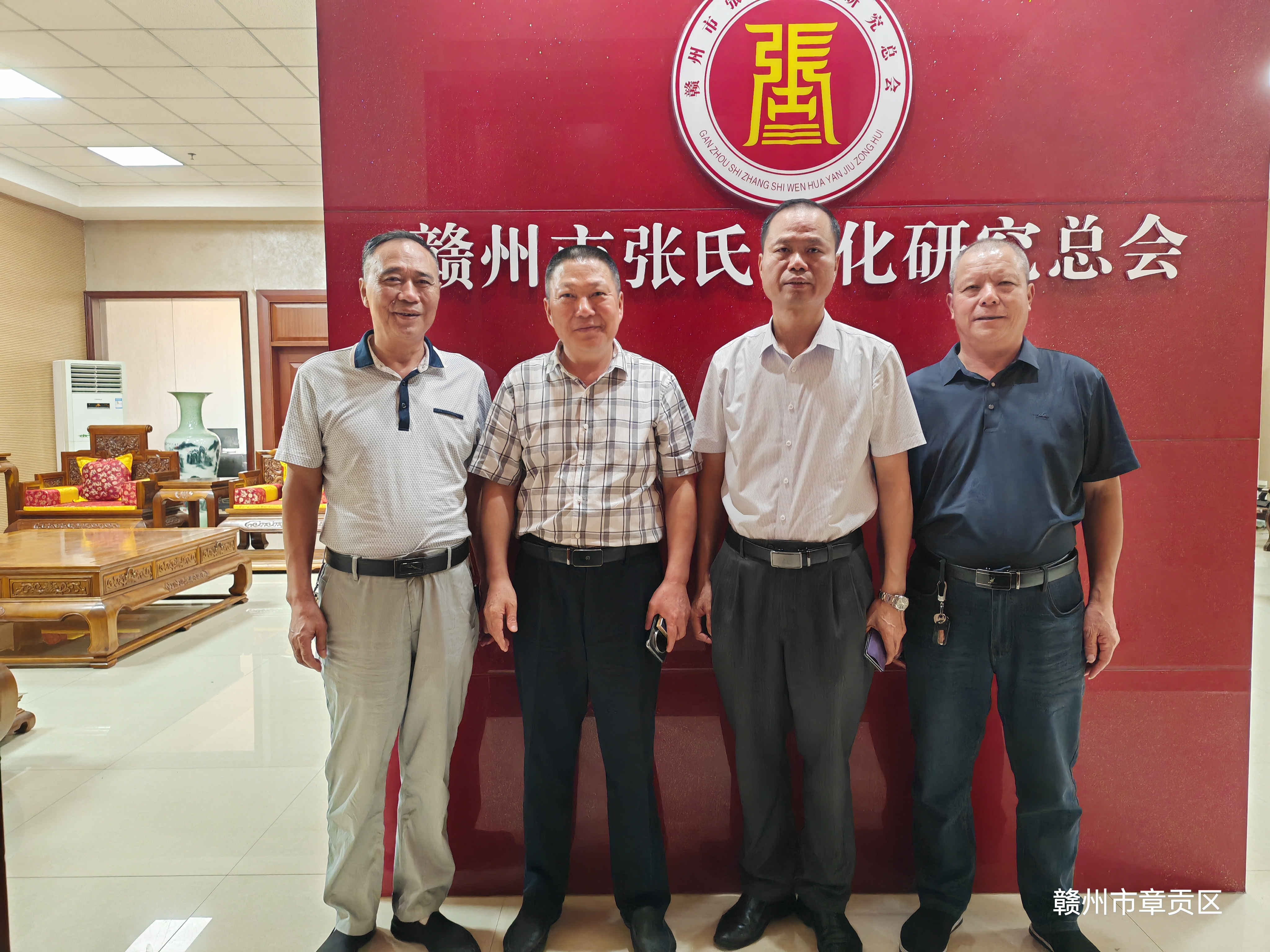 《赣州拜访张氏社团》
    9月21日，泉州市张氏源流文化交流中心张剑雄，泉州东亮企业刘建军、郭昱