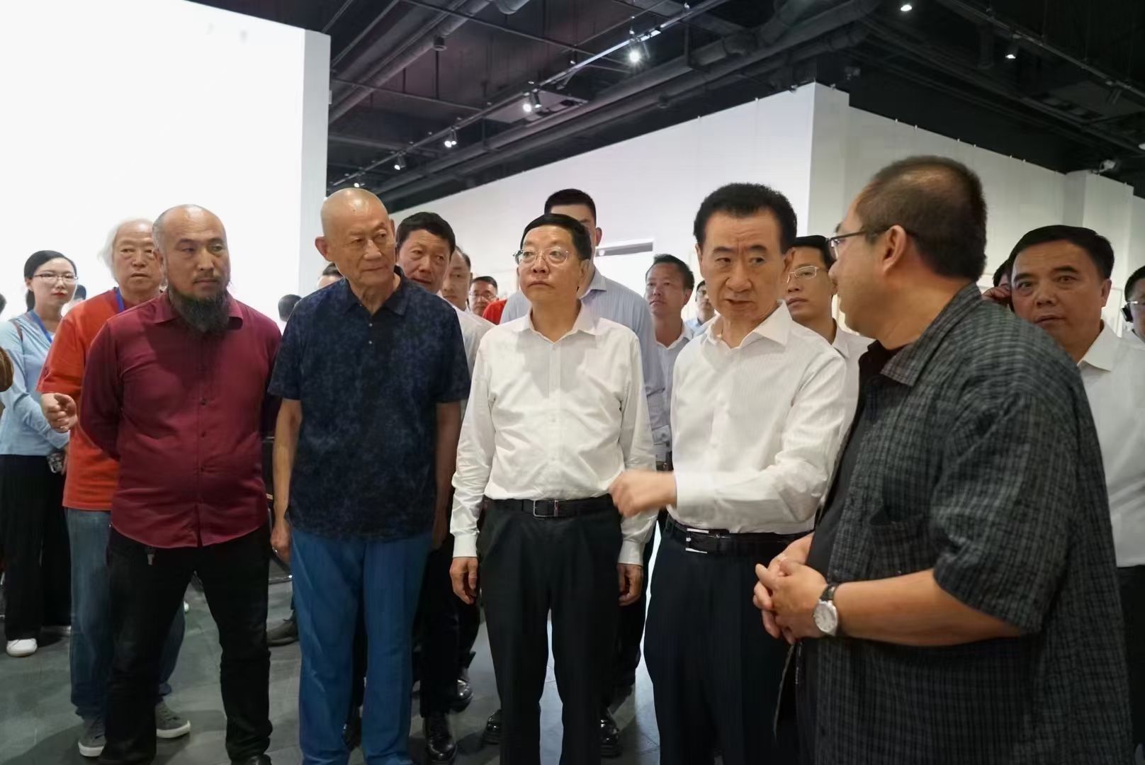 1997年王健林第一次拜访吴冠中
就非常喜爱他的画作
此后搜罗了几乎所有
流落在国外的吴冠中作品
甚
