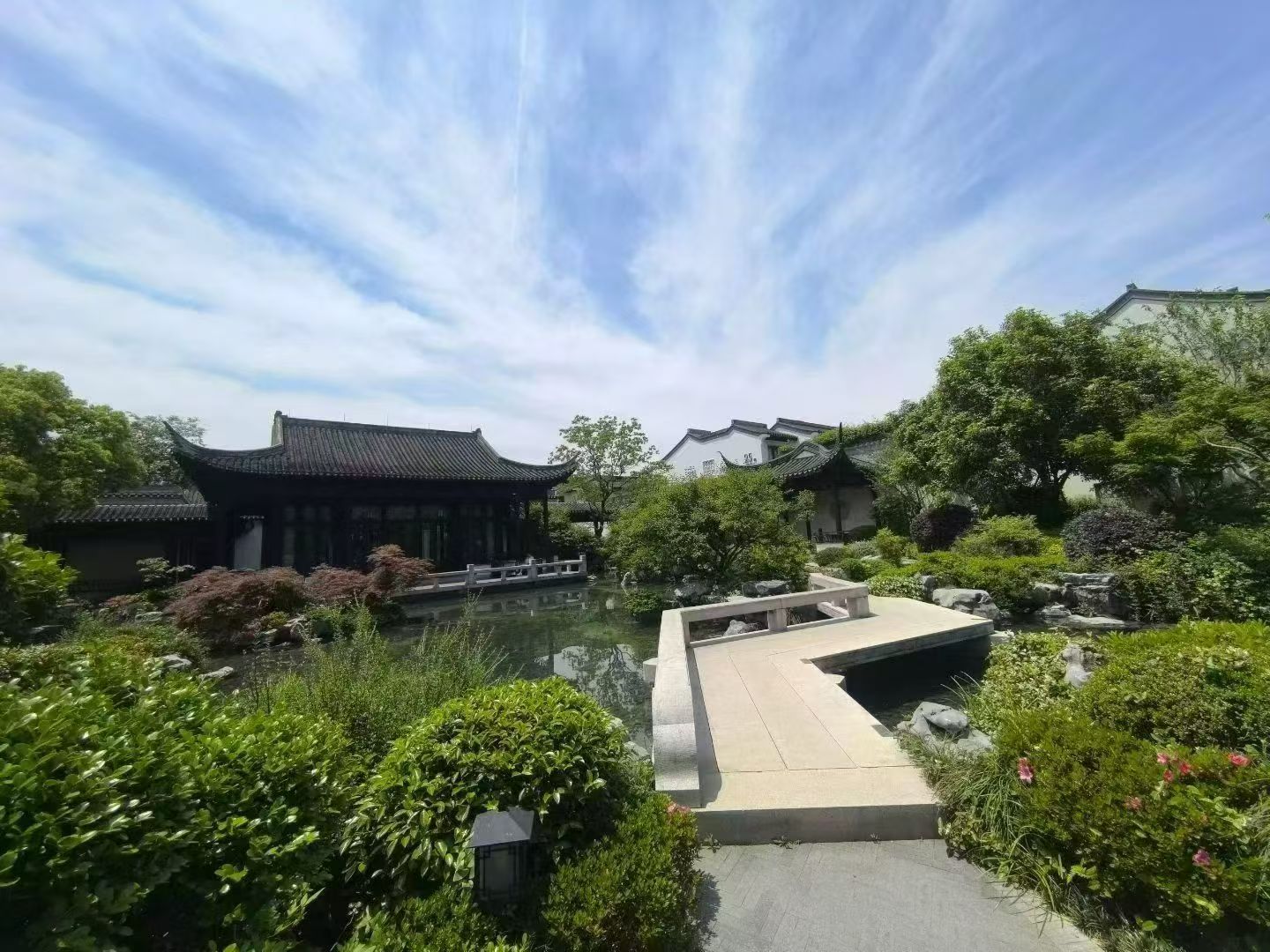 挖到宝🥳未来科技城旁｜中式合院
临水系纯边套，业主血亏300多万，底价790万！4层拓展约400方+