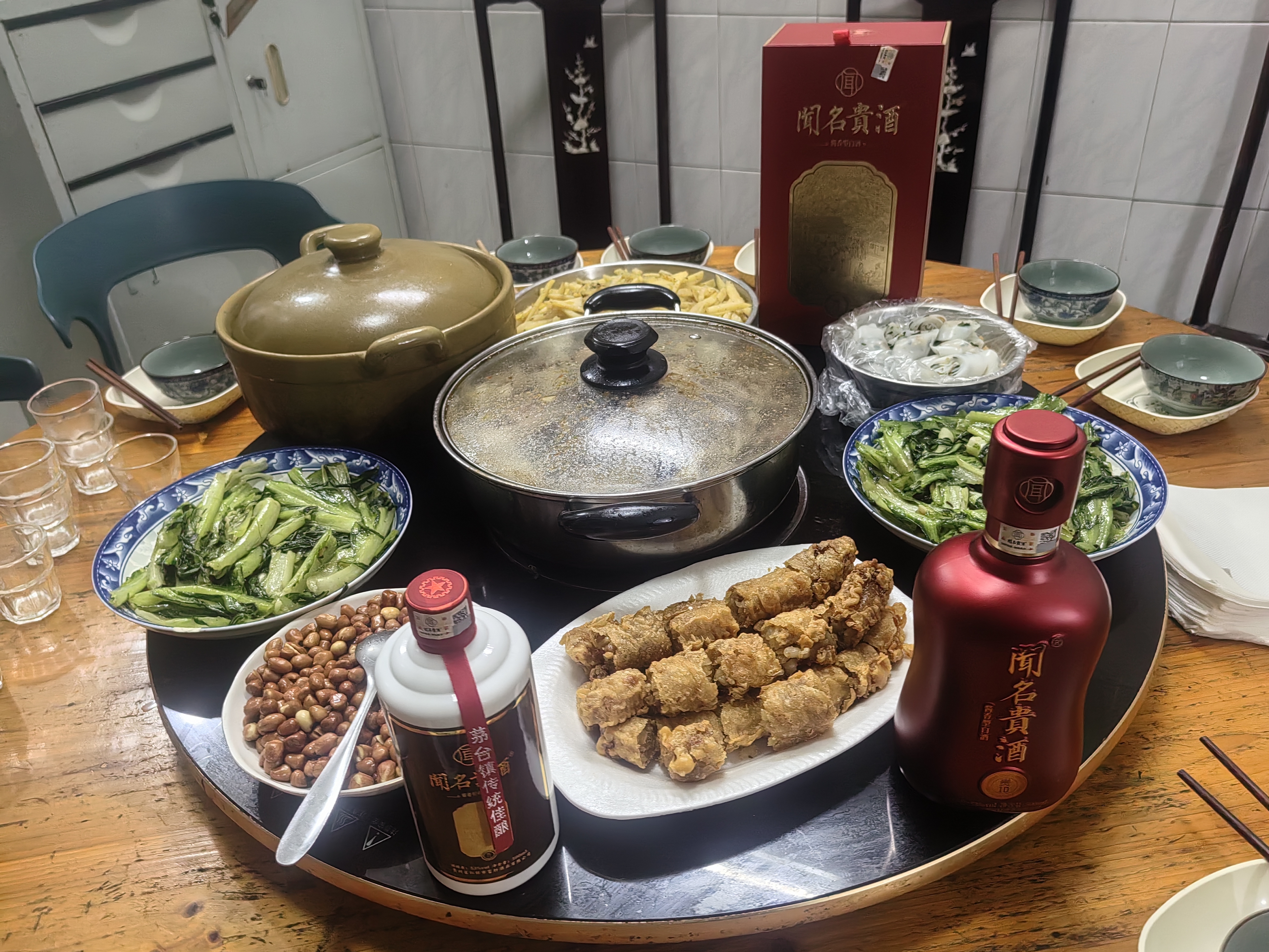 好友相聚，除了美味佳肴，还需要美酒相伴，畅谈愉快。
