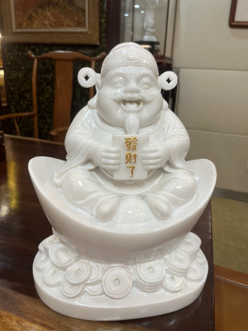著名雕刻师张亚雄、文化传承人、他的精美作品：发财了财神、市树凤凰树、市花三角梅、市鸣白鹭、白海豚、金