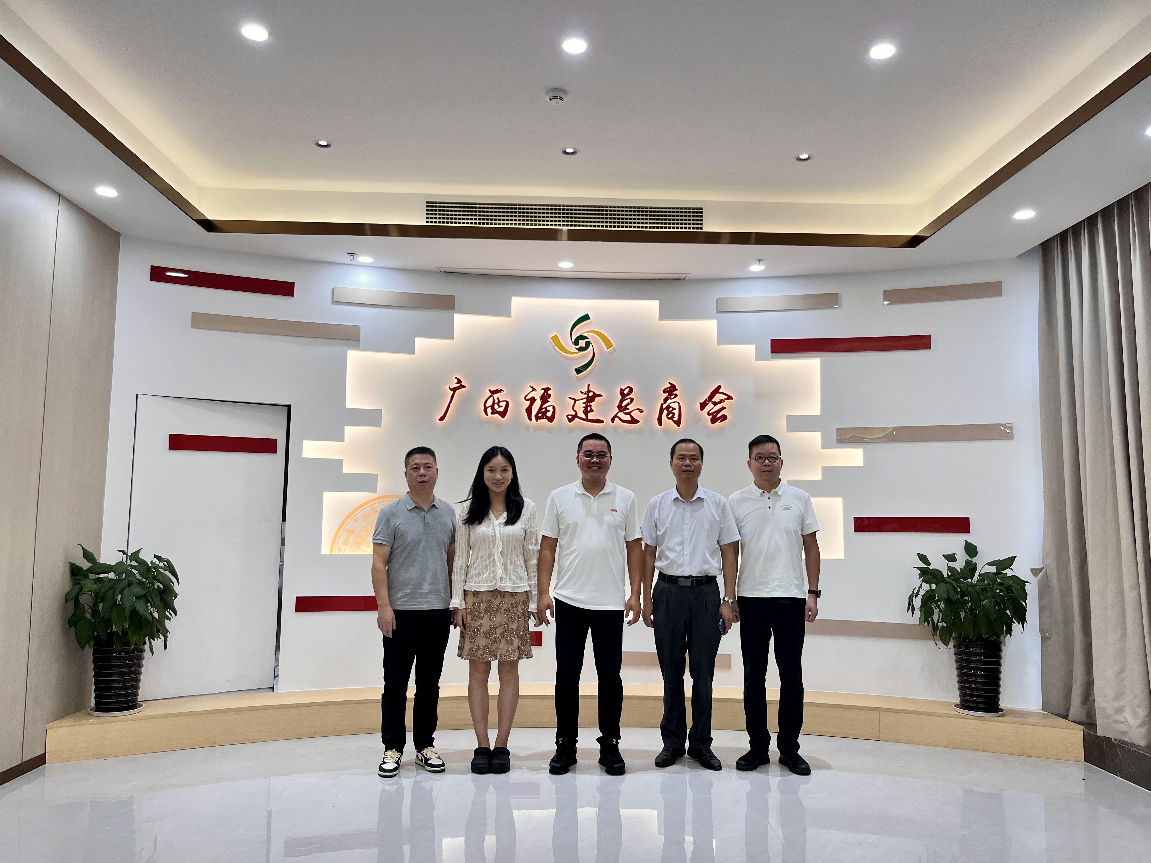 《到广西福建商会参观学习》
     10月15号，泉州市张氏源流文化交流中心张剑雄，泉州东亮企业刘