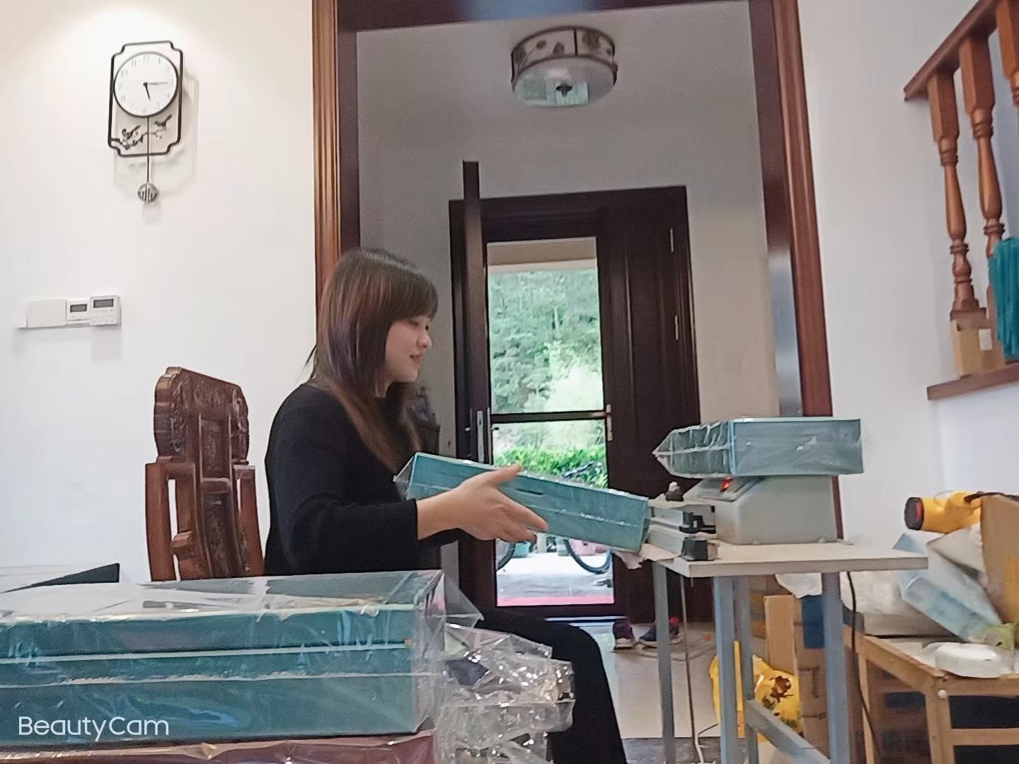 美好生活，即得相伴🌹🌹🌹
早上忙碌茶叶发货💪下午忙沉香发货😀
充实而快乐的一天🥳🥳🥳