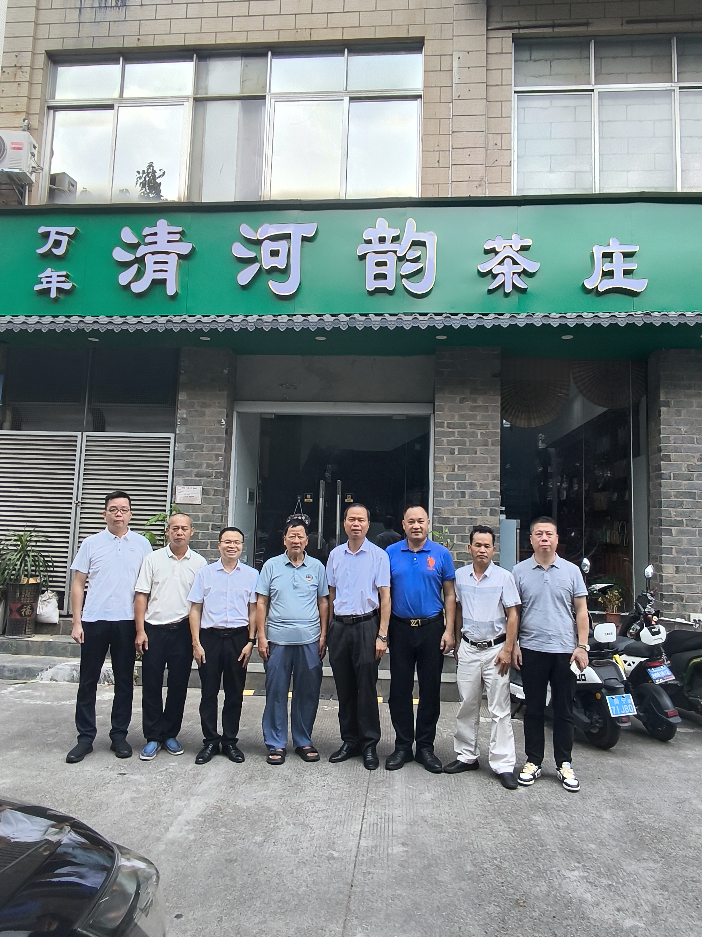 《拜访广西老领导》
     10月15号，泉州市张氏源流文化交流中心张剑雄，泉州东亮企业刘建军，福
